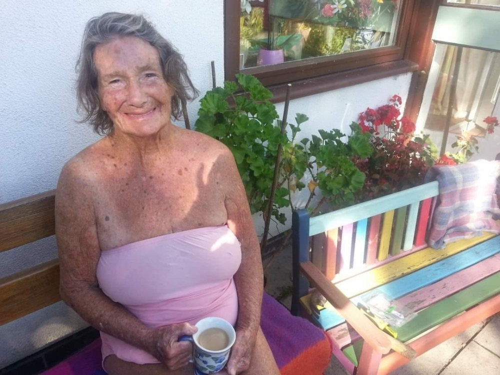 英國一位91歲嘅婦人Joan Blass與後生23歲嘅男子Colman Folan譜出黃昏戀更瞞住仔女與愛人結婚