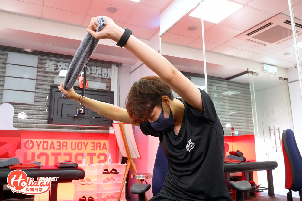 之後慢慢傾往地下方向繼續伸展，有助拉動腰方肌，兩組動作左右交替做，每組動作10秒，總共做3組。