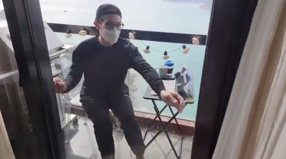 陳豪打開玻璃門接過後就閂門,全程都帶住口罩