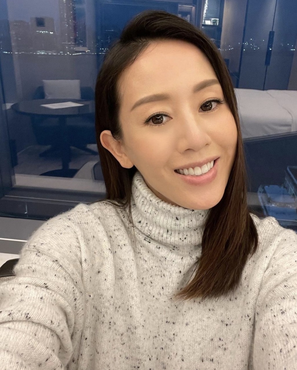 梁靖琪2014年同富豪丈夫黃敏豪離婚,有傳導火線正正就係同吳卓羲太親密!