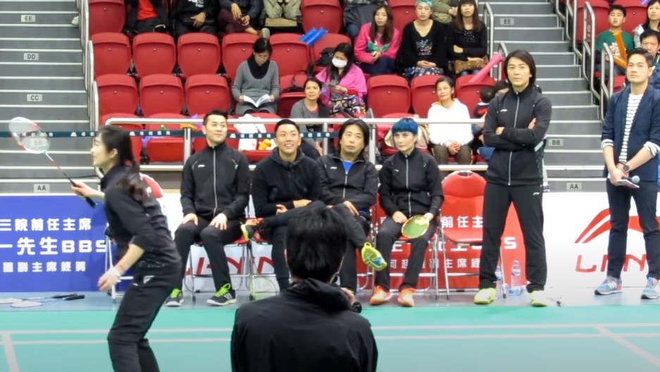伊健數年前曾參與東華三院舉辦嘅慈善羽毛球比賽。