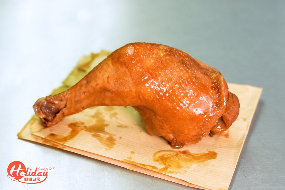 如果怕熱氣或不太好炸物，亦可試滷水雞髀，同樣賣$20一隻，雞髀滷得均勻入味，同樣食落啖啖肉，肉質厚實飽滿不柴口，更添一份鹹鹹甜甜的滷水清香，最重要是價錢抵食！