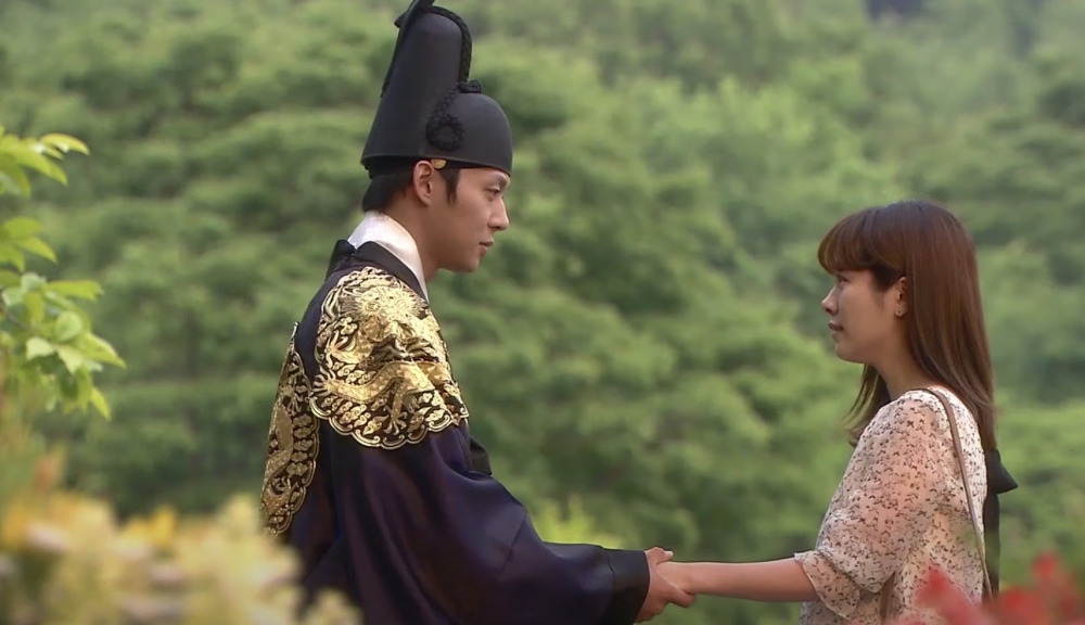 周邊嘅建築物都非常有年代感，直到佢遇到一位同佢衣著相近嘅女士先回到現在！