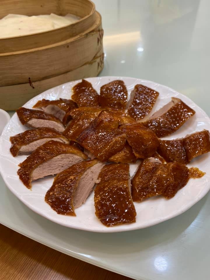 片皮鴨全部即叫即做，保證每份足20片，包荷葉餅、蔥絲、青瓜及醬料，想食得更豐富可選擇加$20加購鴨殼，或加$30升級至兩食，有七彩炒鴨絲、涼瓜炆鴨件和醬爆鴨件任揀。