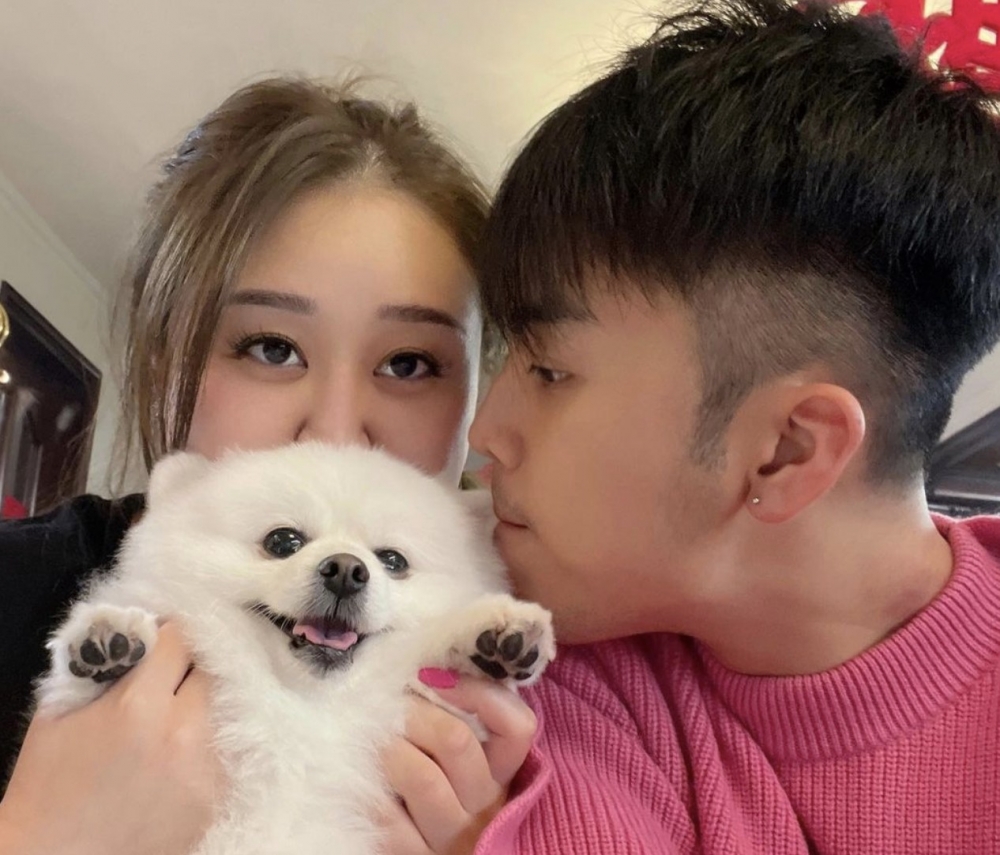 據悉女友Shirley嘅家底豐厚,學歷亦十分高!