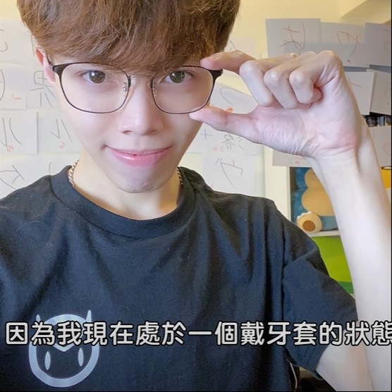 慕容公子曾出片解釋本港網絡界存在嘅利益關係,相關人士包括屎萊姆以及其同行朋友。