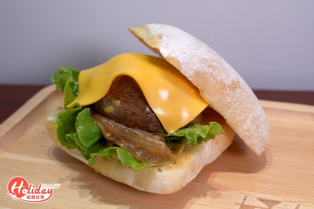 素食者就可以選擇焦糖洋蔥大啡菇包，底層放滿煎香的洋蔥，用上原隻大啡菇，再舖上芝士片，食落口感豐富，非常足料，距離店舖結業仍剩兩星期，所以記得把握最後幫襯機會了！