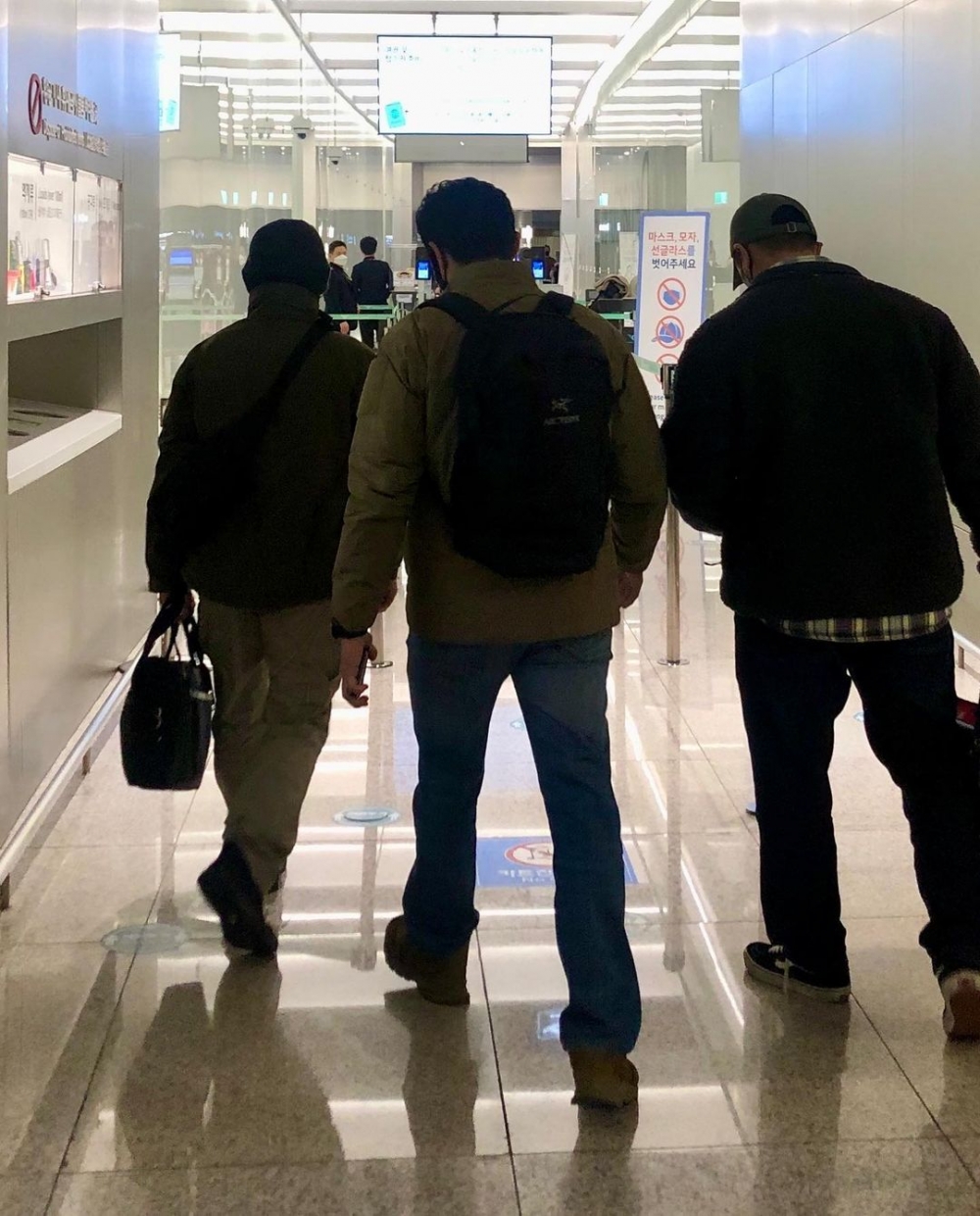 李根大尉日前在社交網上載一幅背影照。