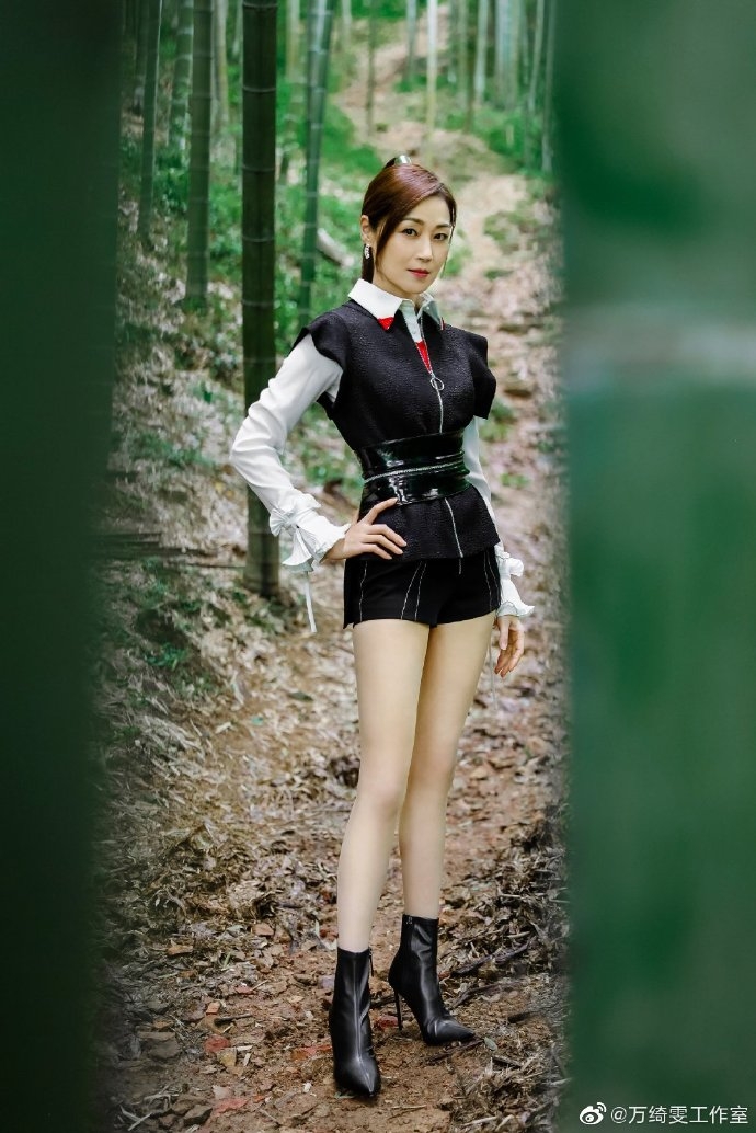 工作室 微博於亞視劇集《我和殭屍有個約會》飾演「馬小玲」一角深入民心。