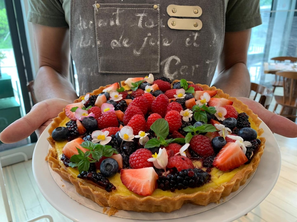 野莓撻選用新鮮士多啤梨及有機農場種植的可食用花，除了美觀，更可品嚐水果鮮味。