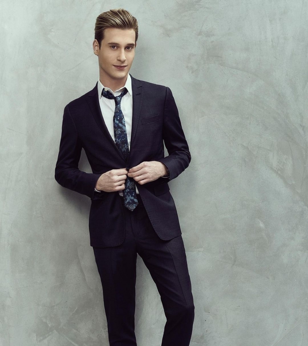 Tyler Henry年僅26歲已成為荷里活最搶手嘅靈媒。