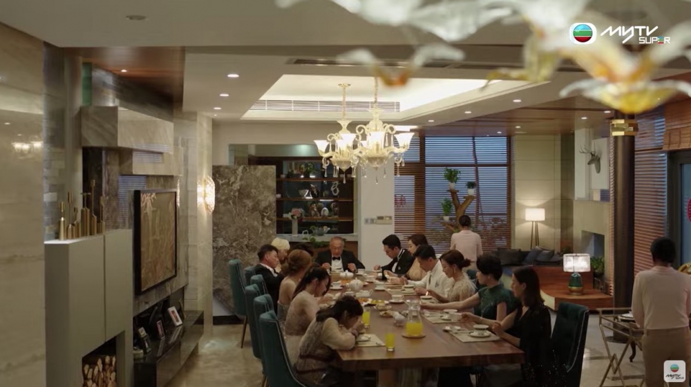 飯廳空間闊落，超長餐枱足夠馬家十幾個人