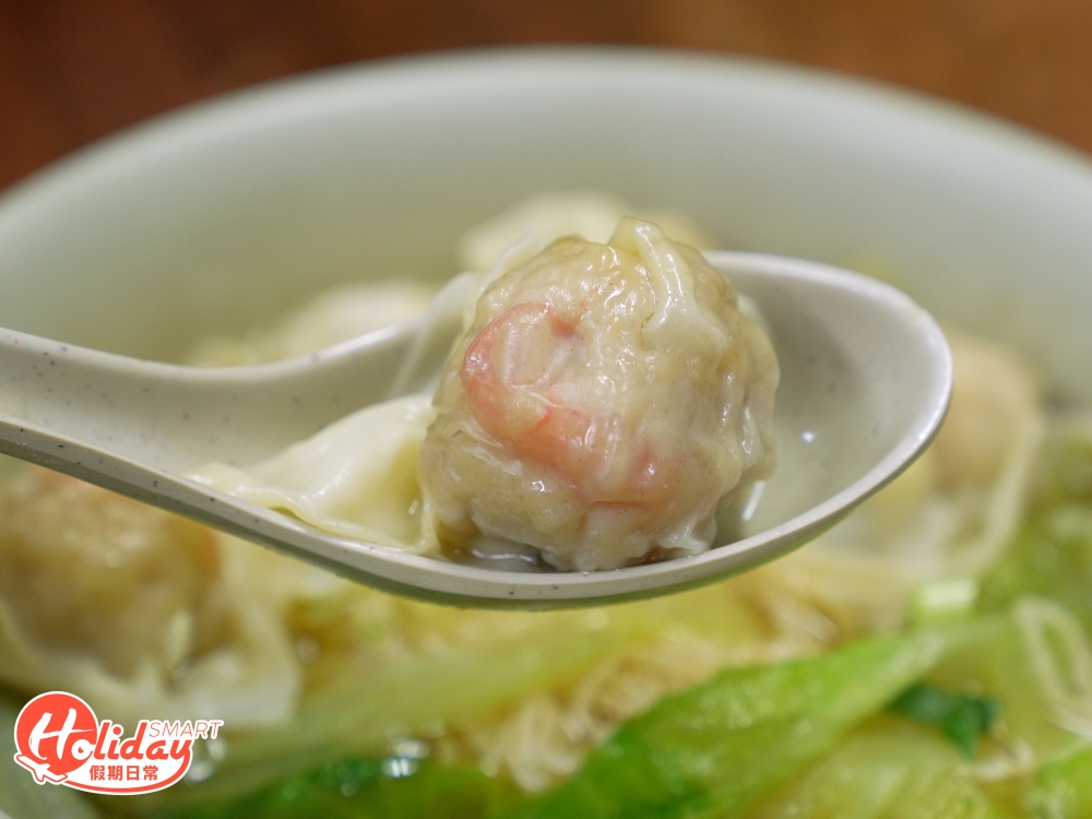 店內的鮮蝦雲吞麵令人驚喜！首先鮮蝦雲吞如乒乓球一樣大，皮薄夠滑，粒粒餡料十足！