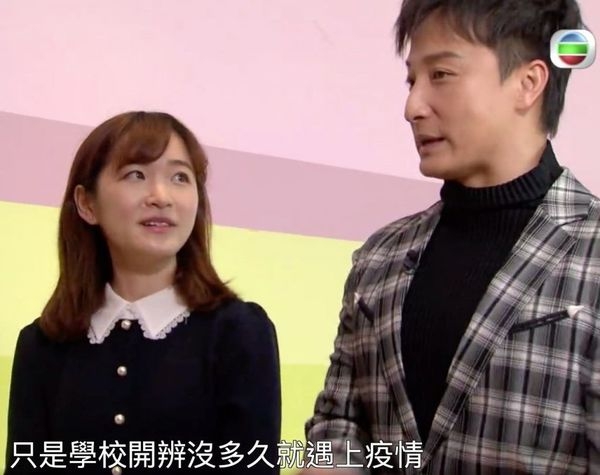 記者被指含情脈脈望著小方。