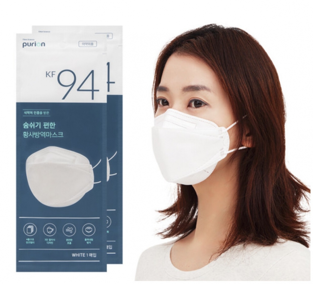 KF代表Korean Filter，表示口罩受到韓國政府「食品醫藥品安全處」（食藥處）發出的規格認證。以KF94為例，它可有效阻隔94%大小為 0.4微米的微粒及感染源，是韓國人最常用的口
