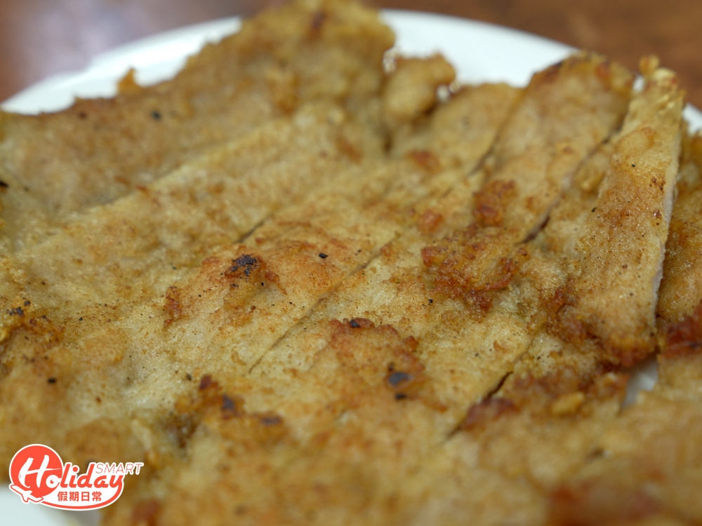 興發麵家的炸豬扒有別於坊間的厚切炸豬扒，師傅每日人手鎚薄豬扒，以薄身做賣點。