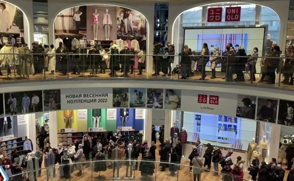 於莫斯科嘅UNIQLO超多人搶購衣服！