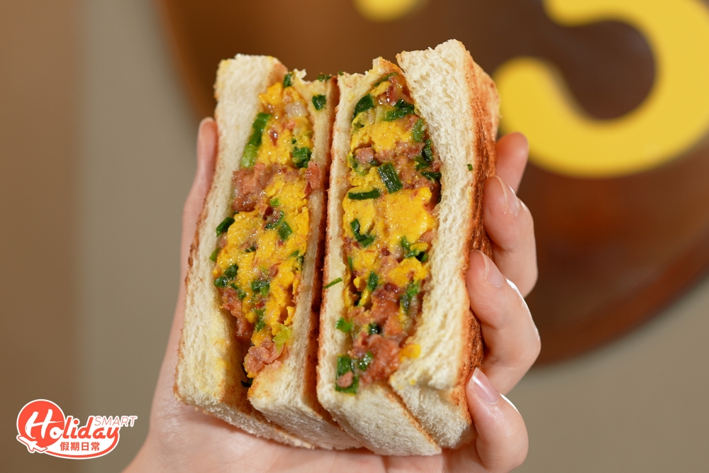 三文治足有5CM厚，烘到金黃香脆的厚底麵包，外層脆卜卜！