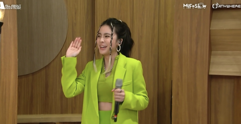 佢哋亦非常配合用港姐揮手形式出場~