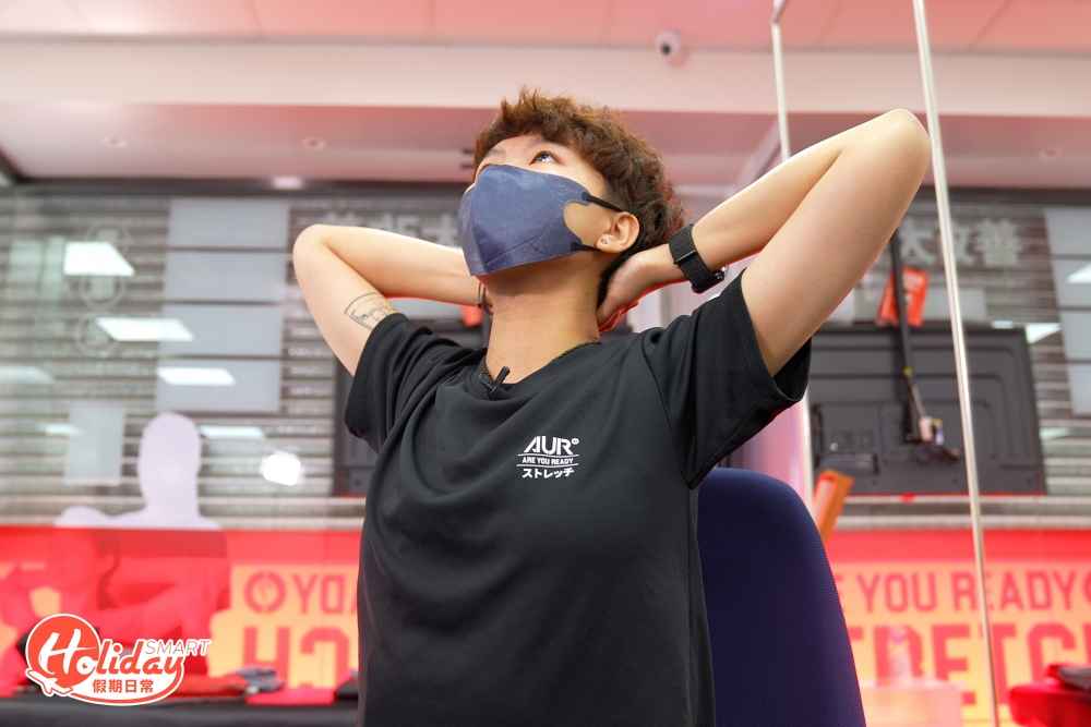 將雙手放在後尾枕，頭部向下傾前，隨即感受到正拉扯頸部後方的肌肉，頭部向下時吸氣，頭部向上時呼氣，並向上張開手，手踭盡量向外，挺直腰背，同時背部肌肉盡量夾向中間，每組動作維持10個呼吸。