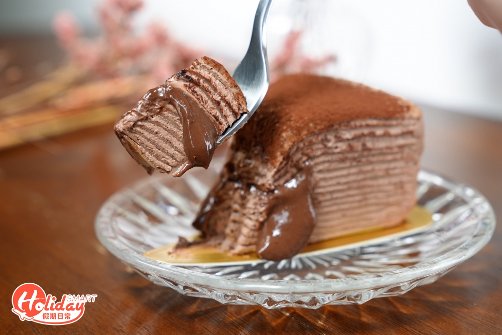 朱古力流心千層蛋糕同樣選用法國Valrhona可可粉製作而成，流心朱古力醬濃郁香醇，表面灑上苦澀的可可粉，中和蛋糕的甜膩感。