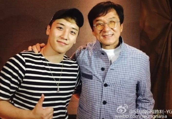 有網民就反駁成龍一向都鍾意搭膊頭影相!