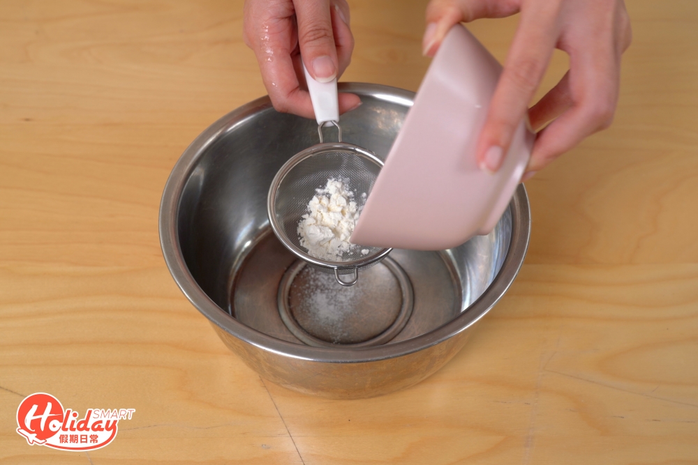 把低筋麵粉過篩。