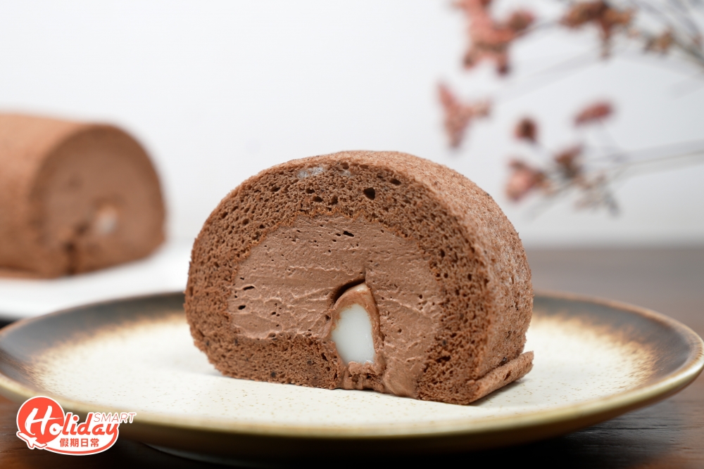 朱古力麻糬卷蛋外層蛋糕軟綿濕潤，再包裹著軟滑朱古力忌廉和軟糯麻糬，食落甜而不膩，室溫放置10分鐘，忌廉更呈流心效果，唯一略嫌外層蛋糕偏軟，但整體而言絕對值得一試。