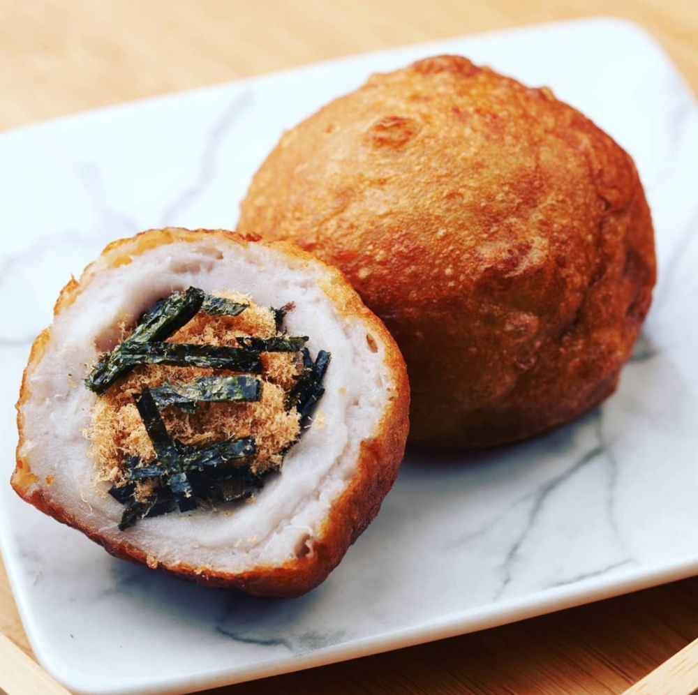 芋泥球如乒乓波大，外皮炸至鬆脆，咬落滿口綿密芋泥。