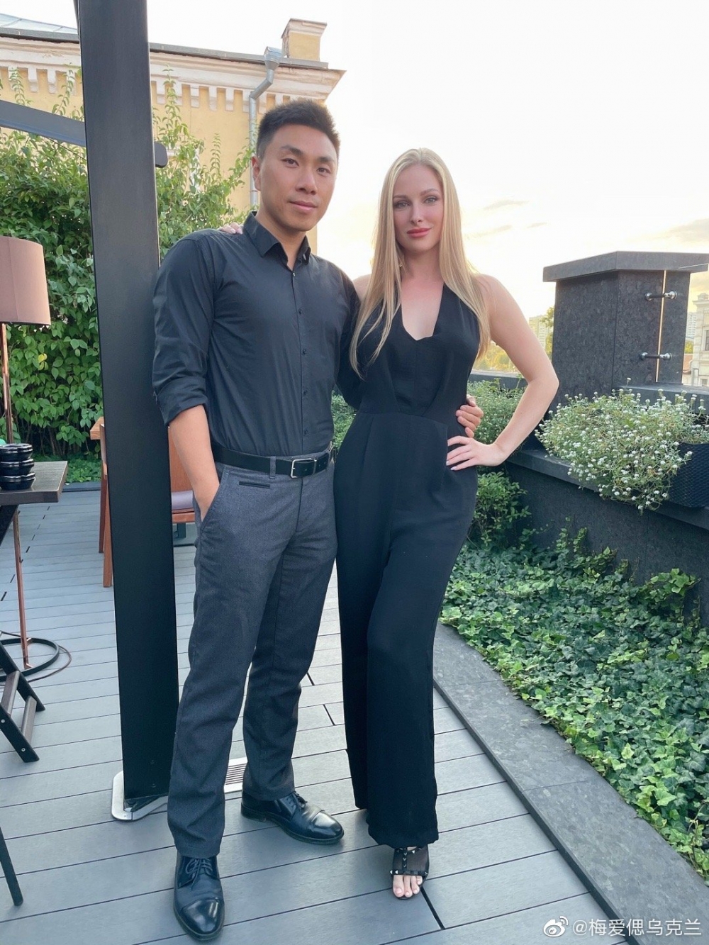 梅愛偲表示受到當地百姓努力生存嘅各種事跡所打動，於是就剪咗一條片宣揚和平，但無意中用咗啲非烏克蘭現場嘅片段，造成誤解。