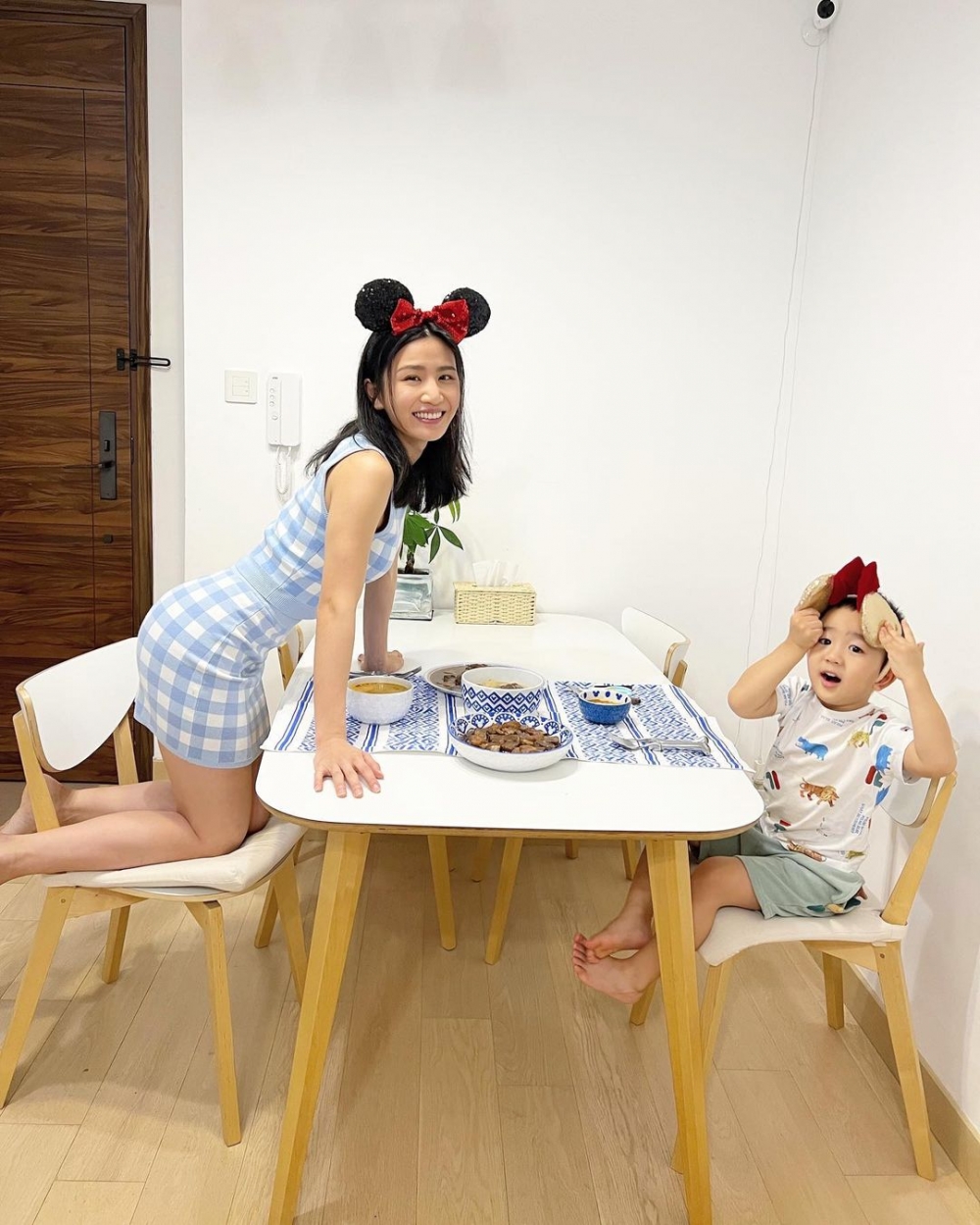 Coffee(林芊妤)IG除咗做瑜伽嘅照片外,亦不時大晒兒子「伯伯」翟德彥嘅日常趣事