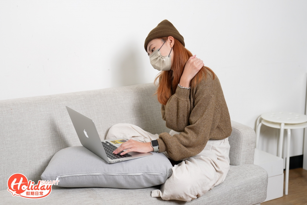 相信不少人在家工作WFH時，為了貪方便或舒適，會在床上放置懶人枱用電腦，或以半躺半坐的形式工作，但長期姿勢錯誤如長期不動，可能會導致臀部肌肉繃緊，容易腰酸背痛，頸部肌肉亦會容易出現痛症。