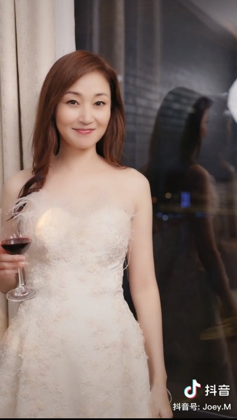 萬綺雯50歲生日時曾拍片，片中佢保養得宜，外型變化甚少