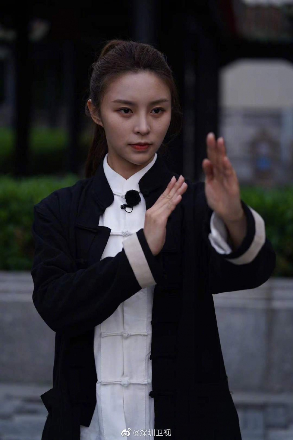 內地綜藝節目《兩天一夜山嶼海》微博中，無濾鏡下嘅莊錠欣自然好多