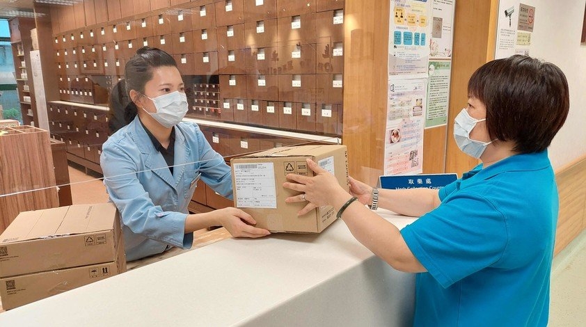 確診者登記網上診症服務時，必須透過視像出示確診證明，包括檢測報告或快速檢測結果等，登記成功後，診所會在指定時間透過WhatsApp的視像通話聯絡求診者，診症後亦會安排送藥到戶服務。