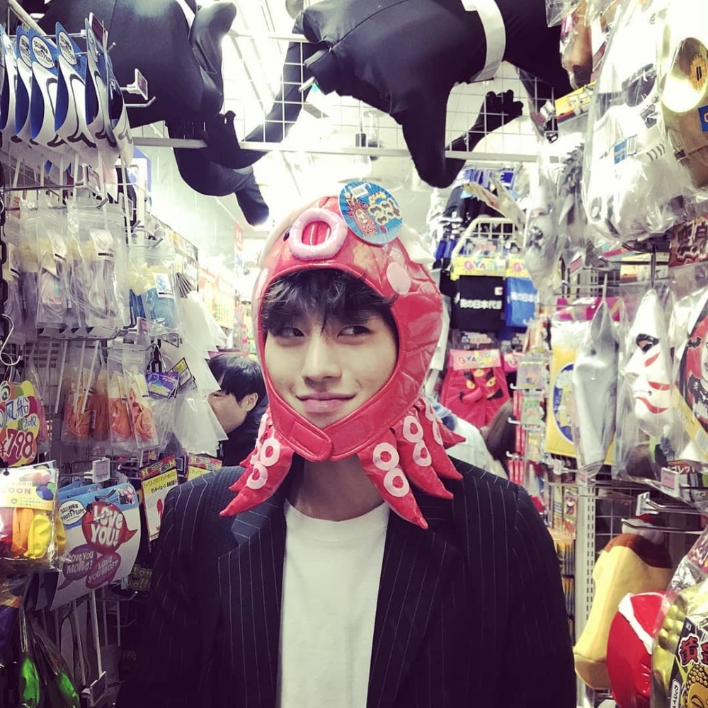 安孝燮戴著可愛的公仔頭套~