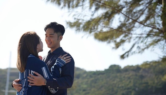 伍富橋與圈外女友Shirley求婚成功,原來女方曾經係TVB幕後員工!