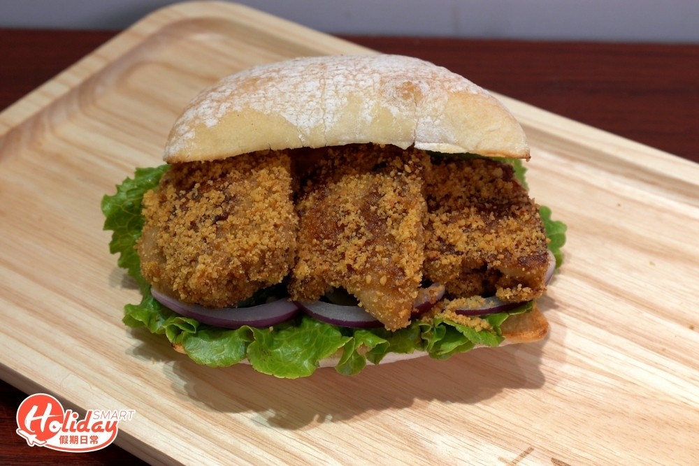 其中最受歡迎是香蒜椒鹽無骨雞翼包，雞翼即叫即煎，且經醃製過非常入味，加入炸蒜令雞翼變得更香口惹味，食落啖啖肉十分滿足。