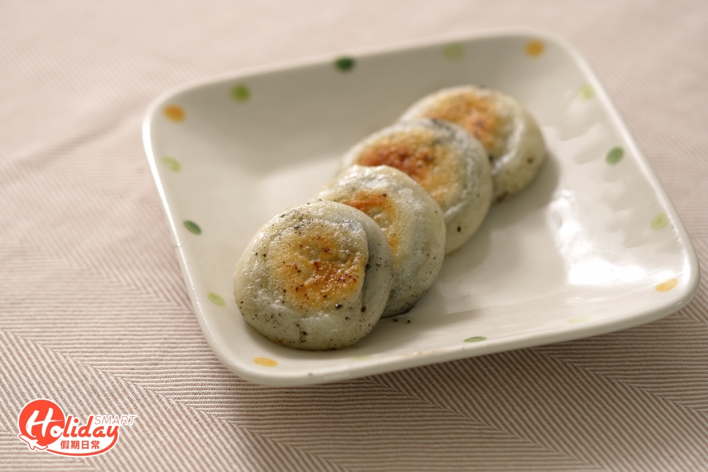 煎糍粑材料有水、油、及湯丸。