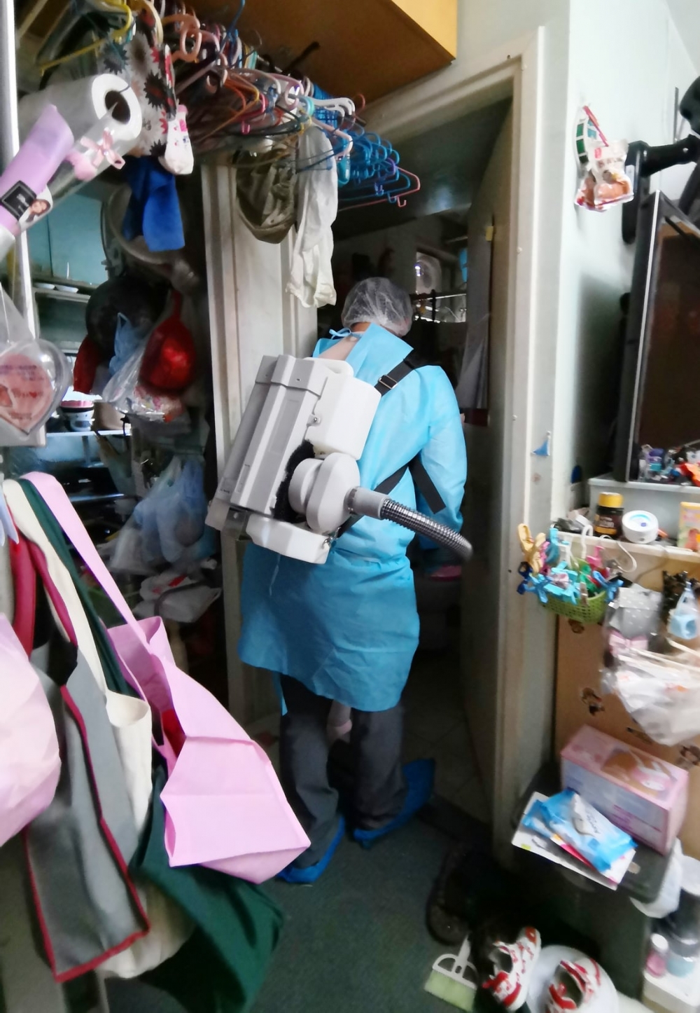 社企餐廳銀杏館一向致力為基層家庭及長者謀福祉,近日更為長者提供免費消毒家居服務。銀杏館業務發展經理Ken Choi聯同義工親身上陣。