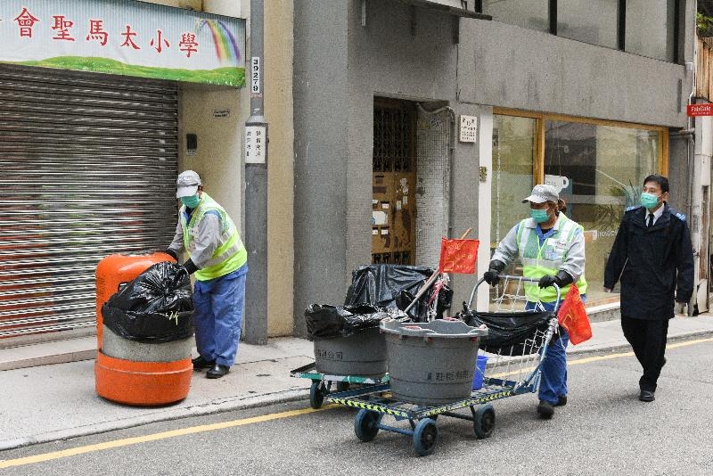 為政府、房委會及房協服務合約下的清潔人員，每月獲得2000元津貼，為期5個月。