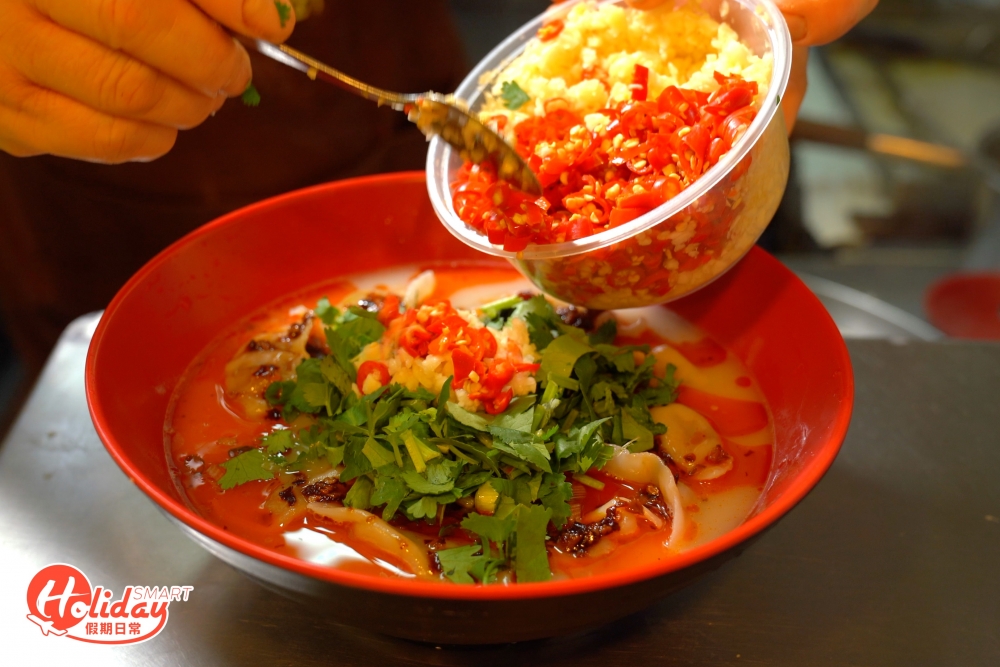 酸辣湯以椰子海帶鮮雞豬骨濃湯作底，再加入秘製醬料及蔥花等，惹味過癮。