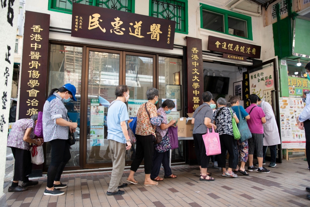 確診者經網上登記預約診症服務後，診所會在指定時間透過WhatsApp的視像通話聯絡求診者，患者必須出示確診證明，診症後患者可選擇由醫師處方自行執藥，或派人到診所代領免費中藥。