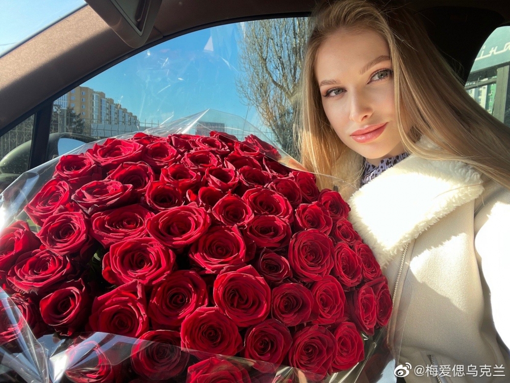 用嚟分享妻女日常嘅微博「梅愛偲烏克蘭」更吸逾130萬粉絲，成為內地網紅。