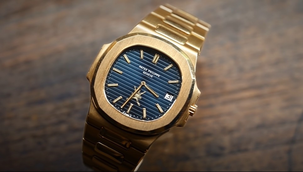 余文樂在節目中曬出非常罕有嘅Patek Philippe 18K Nautilus 3700, Oman Khanjar dial。