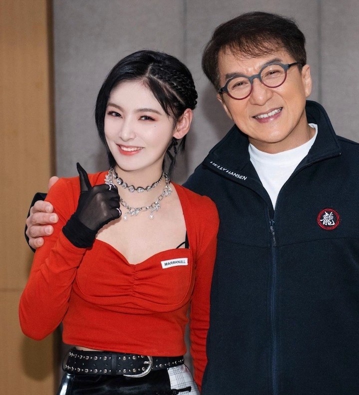 過往成龍同女團「硬糖少女303」成員合照時就已經引起熱議!