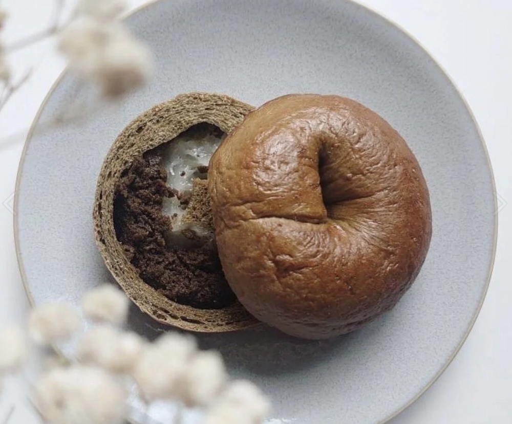 伯焙茶奶酥麻糬Bagel外脆,內裏麻糬煙韌有嚼勁,而且配以濃郁的焙茶香,難怪深受網民歡迎。