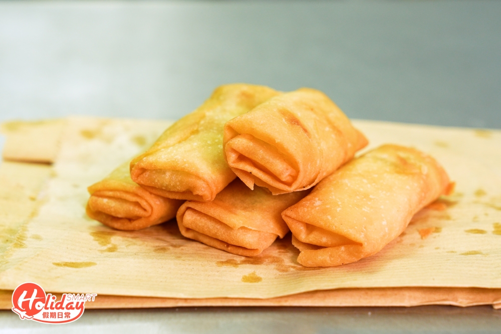 小店更供應多款炸物，包括咖喱角、春卷和炸燒賣等，最平$6起，價錢相當親民，連買少見少的菠蘿冰都可以在此找得到，難怪如此受街坊歡迎。