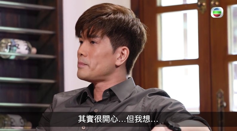 崔建邦即問既然有咁多負面新聞點解仲會繼續段感情,伍允龍稱佢哋拍拖係開心嘅