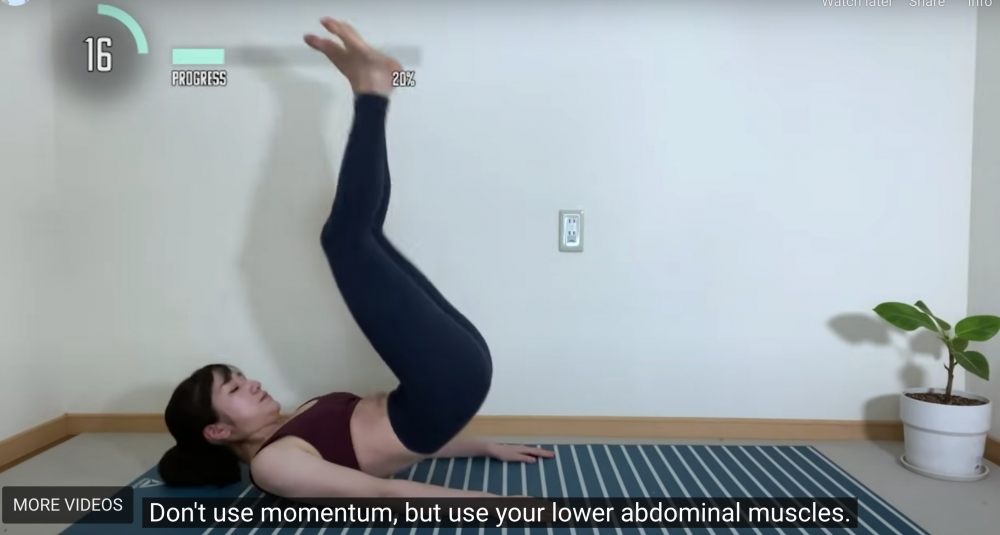 把腿抬至半空，再重複動作。 